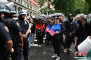 单字占卜美国多地举行“没有国王”抗议活动